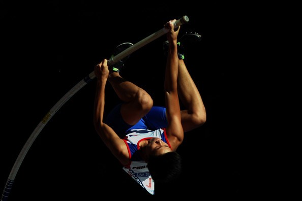 Ernest Obiena bending the pole.