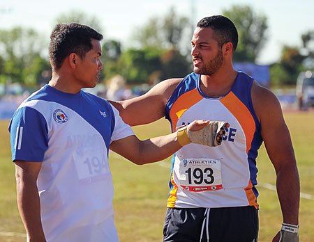 Stuart takes some pointers in the Hammer throw from 4x SEA Games Champion Arniel Fererra